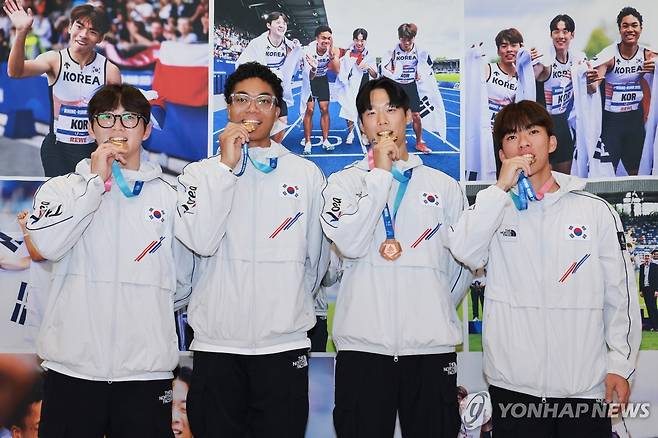 포즈 취하는 하계U대회 육상 남자 계주 400m 대표팀 (영종도=연합뉴스) 신현우 기자 = 2025 라인-루르 하계 세계대학경기대회(U대회) 육상 남자 계주 400m에서 금메달을 딴 서민준(왼쪽부터), 나마디 조엘진, 이재성, 김정윤이 29일 인천국제공항 제1여객터미널을 통해 귀국, 메달을 들고 기념 촬영하고 있다. 2025.7.29 nowwego@yna.co.kr