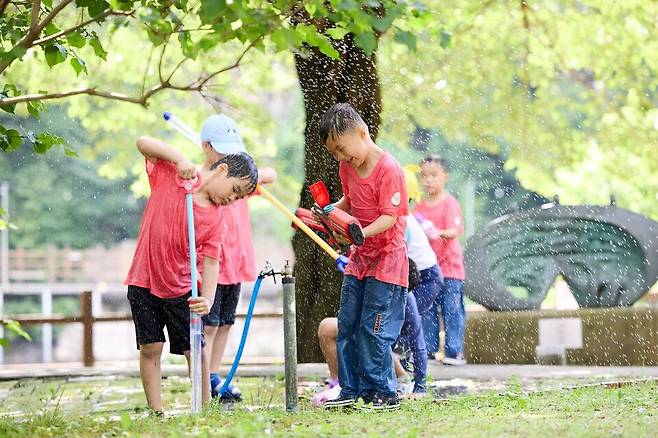 ▲ 물총을 채우며 한껏 들뜬 표정의 아이들. 뜨거운 햇볕 아래서도 물놀이에 푹 빠진 모습이 여름의 한 장면을 연출한다./사진제공=양주시