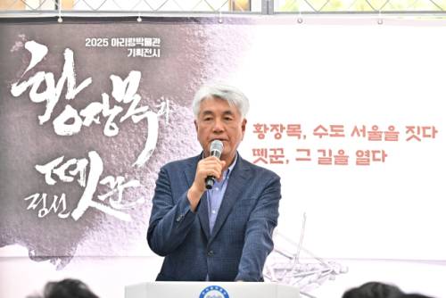 ◇정선아리랑문화재단 특별 기획전 ‘황장목과 정선뗏꾼’이 30일 정선아리랑박물관 교육실에서 최승준 정선군수를 비롯 송수옥 정선군의회 부의장, 최종수 정선아리랑문화재단 이사장 등 기관단체장과 지역 주민 등 50여 명이 참석한 가운데 열렸다. 기획전은 내년 5월말까지 계속된다.