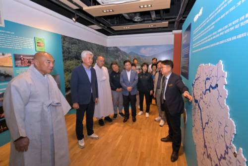 ◇정선아리랑문화재단 특별 기획전 ‘황장목과 정선뗏꾼’이 30일 정선아리랑박물관 교육실에서 최승준 정선군수를 비롯 송수옥 정선군의회 부의장, 최종수 정선아리랑문화재단 이사장 등 기관단체장과 지역 주민 등 50여 명이 참석한 가운데 열렸다. 기획전은 내년 5월말까지 계속된다.