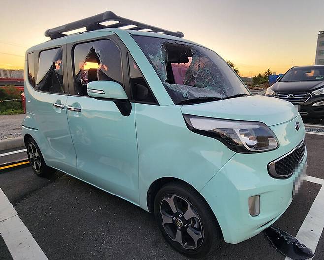 28일 오후 울산 북구의 한 병원 주차장에서 30대 남성이 20대 여성에게 흉기를 휘둘러 다치게 한 사건이 발생했다. 사진은 피의자가 도주를 시도하려 탑승한 차량 유리가 시민들에 의해 깨져 있는 모습. 연합뉴스