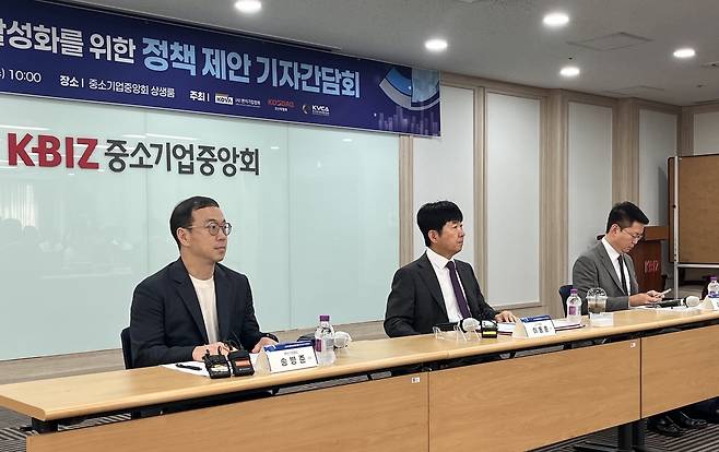 30일 서울 여의도 중소기업중앙회에서 열린 '코스닥 시장 활성화를 위한 정책제안 기자간담회에서 이동훈 코스닥협회 회장(가운데)·송병준 벤처기업협회 회장(왼쪽)·김학균 한국벤처캐피탈협회 회장(오른쪽)이 발언하고 있다.