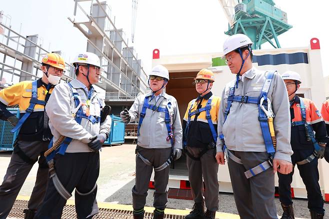 혹서기 휴게시설 점검 중인 권오갑 HD현대 회장, 이상균·노진율 HD현대중공업 사장 등 회사 경영진./사진=HD현대