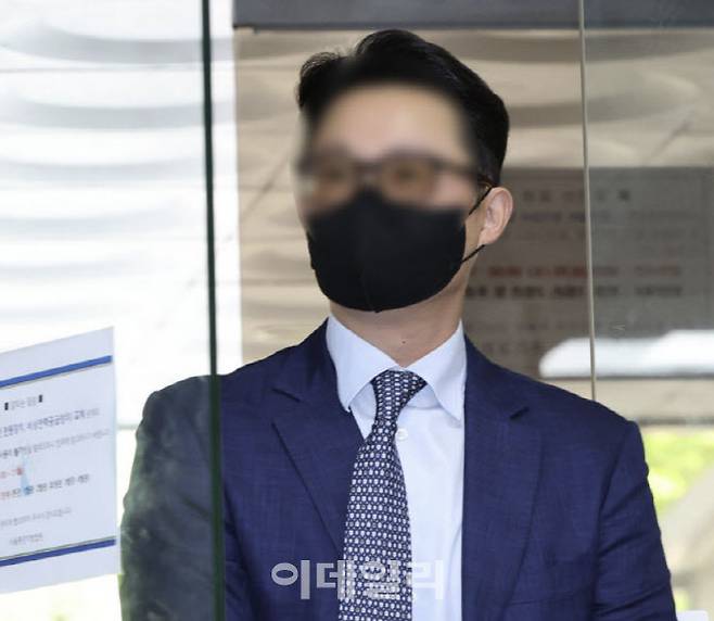 윤영호 전 통일교 세계본부장이 30일 오전 구속 전 피의자 심문을 받기 위해 서울중앙지법에 들어서고 있다.(사진=뉴시스)