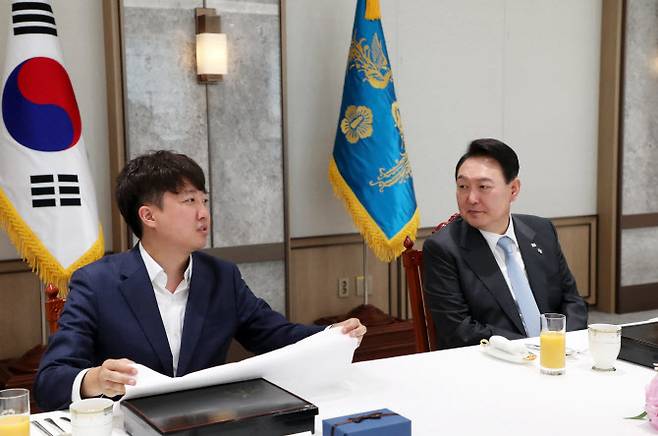 윤석열 전 대통령이 지난 2022년 6월 10일 서울 용산 대통령실 청사 대접견실에서 열린 국민의힘 지도부 초청 오찬 간담회에서 이준석 당시 당대표의 발언을 듣고 있다. (사진=뉴시스)