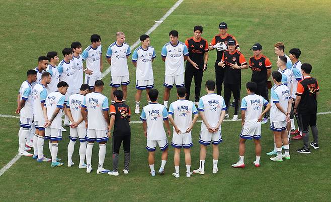 오픈트레이닝을 진행하는 팀 K리그 선수단과 코칭스태프