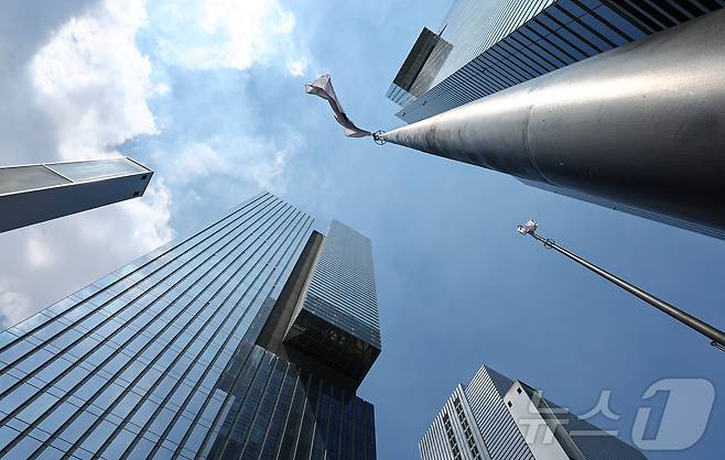 삼성전자가 28일 글로벌 대형기업과 22조 7648억 원의 반도체 위탁생산 공급계약을 체결했다고 공시했다. 사진은 이날 삼성전자 서초사옥. 2025.7.28/뉴스1 ⓒ News1 김도우 기자