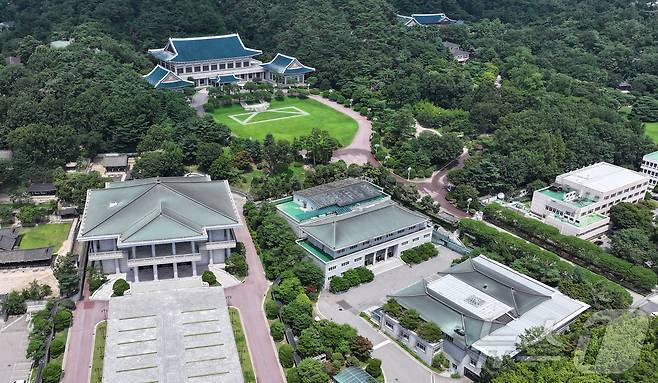 이재명 대통령이 청와대로 집무실 복귀를 예고한 가운데 오는 8월 1일부터 보안·안전 점검 등 준비작업을 위해 관람이 임시 중단된다. 사진은 30일 서울 종로구 세종로 청와대. 2025.7.30/뉴스1 ⓒ News1 김진환 기자