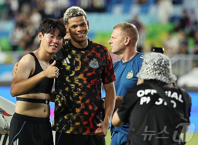 30일 오후 경기 수원시 팔달구 수원월드컵경기장에서 열린 쿠팡플레이 시리즈 팀 K리그와 잉글랜드 프리미어리그 뉴캐슬 유나이티드의 경기에서 0대1 패배를 기록한 뉴캐슬의 박승수가 팀 동료 오슬라와 기념 촬영을 하고 있다. 2025.7.30/뉴스1 ⓒ News1 김진환 기자