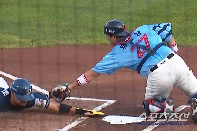 NC 다이노스 3루주자 김주원이 롯데 선발 감보아가 1루에 견제구를 던질 때 홈스틸을 시도해 세이프 되고 있다. SBS 스포츠 중계화면 캡쳐