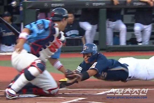 NC 다이노스 3루주자 김주원이 롯데 선발 감보아가 1루에 견제구를 던질 때 홈스틸을 시도해 세이프 되고 있다. SBS 스포츠 중계화면 캡쳐
