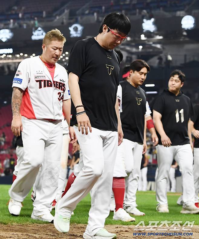 24일 광주 기아 챔피언스필드에서 열린 LG-KIA전. KIA가 0대8로 패하며 3연전을 모두 내줬다. 양현종, 최형우 등 선수들이 아쉬워하고 있다. 광주=정재근 기자 cjg@sportschosun.com/2025.7.24/