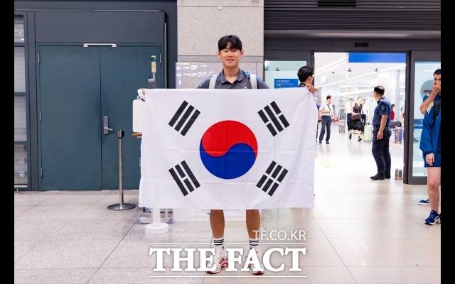 뉴캐슬 선수들과 함께 '아시아 투어'를 위해 인천국제공항에 입국한 박승수가 태극기를 펼쳐보이고 있다./쿠팡플레이
