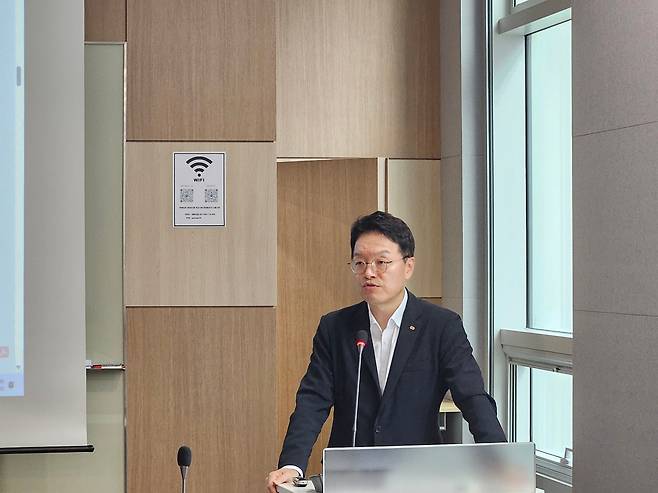 김정영 한미반도체 최고재무책임자(CFO)가 30일 서울 영등포구 여의도 포스트타워에서 열린 실적 발표 설명회에서 발언하고 있다./전병수 기자