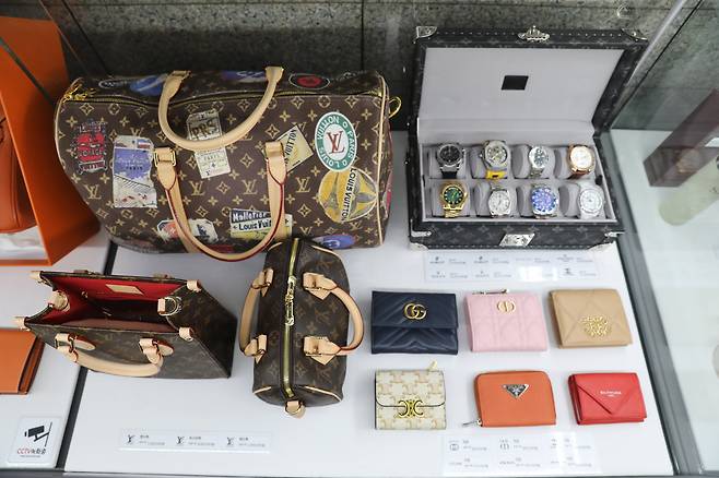 정부대전청사 4동 1층에 설치된 ‘위조상품 팝업 전시장’./특허청