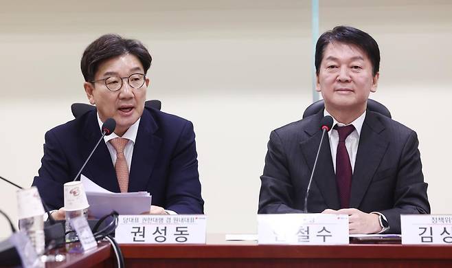 국민의힘 권성동 의원(왼쪽), 안철수 의원. 2024.12.26/뉴스1