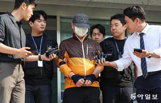 인천 송도에서 사제 총기로 아들을 살해한 60대 남성 A씨가 30일 인천 논현경찰서 유치장에서 검찰로 송치되고 있다. A씨는 지난 20일 인천 송도동 모 아파트에서 사제 총기를 발사해 아들 B(33)씨를 살해하고 서울 자택에 인화성 물질과 발화 타이머를 설치한 혐의를 받고 있다. 송은석 기자 silverstone@donga.com