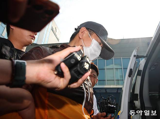 인천 송도에서 사제 총기로 아들을 살해한 60대 남성 A씨가 30일 인천 논현경찰서 유치장에서 검찰로 송치되고 있다. A씨는 지난 20일 인천 송도동 모 아파트에서 사제 총기를 발사해 아들 B(33)씨를 살해하고 서울 자택에 인화성 물질과 발화 타이머를 설치한 혐의를 받고 있다. 송은석 기자 silverstone@donga.com