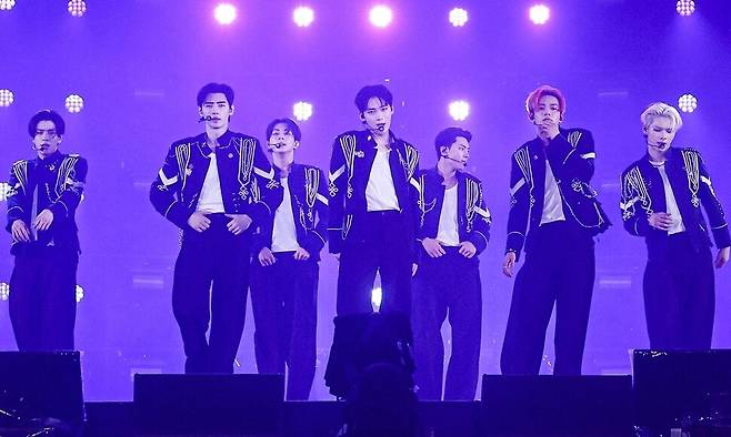 지난 6일 일본 도쿄 아지노모토 경기장에서 케이팝 그룹 ‘엔하이픈’이 공연을 펼치고 있다. 빌리프랩 제공