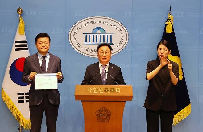 이광희 더불어민주당 의원(가운데) 등이 지난달 30일 국회에서 김영환 충북지사와 ‘명태균·김건희 게이트’ 연루 의혹을 제기하고 수사를 촉구했다. 이광희의원실 제공