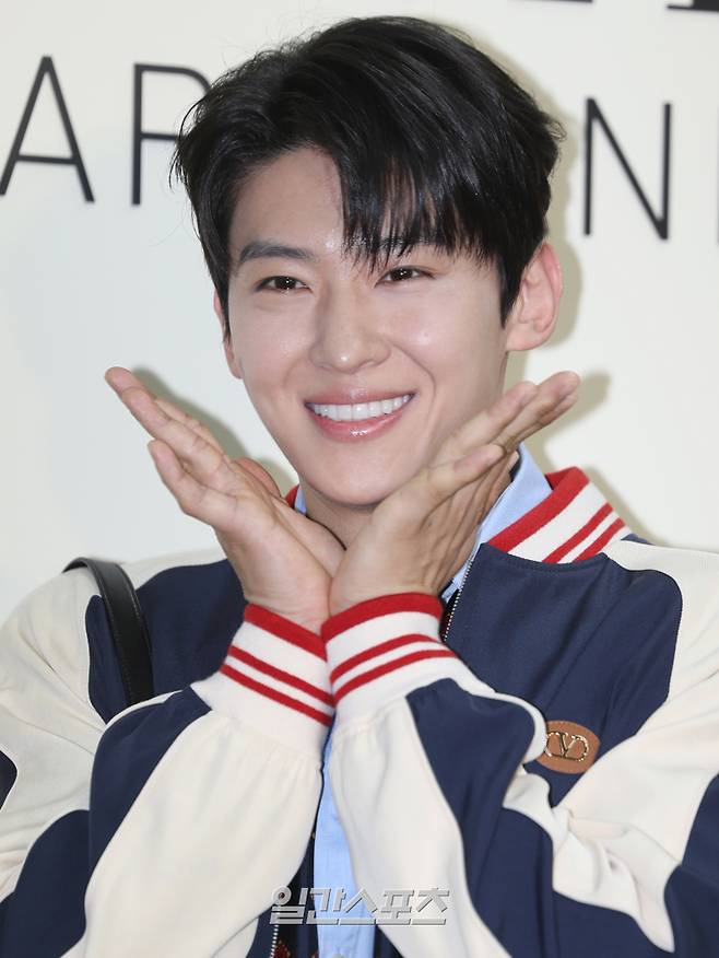 방송인 덱스가 20일 오후 서울 성동구 성수동에서 열린 한 고급 패션 브랜드 포토월 행사에 참석해 포토타임을 갖고 있다. 서병수 기자 qudtn@edaily.co.kr /2025.06.20/