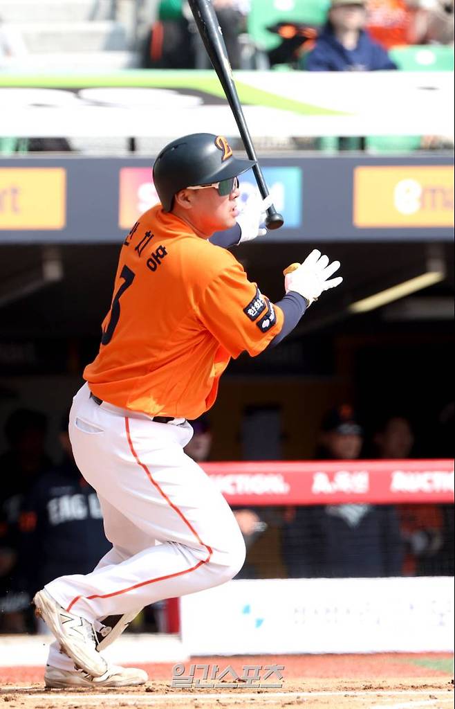 10일 오후 인천SSG랜더스필드에서 열린 2025 KB0리그 SSG랜더스와 한화이글스의 프로야구 시범경기에서 2회초 2사 안치홍이 안타를 치고 있다. 인천=김민규 기자 mgkim1@edaily.co.kr /2025.03.10/
