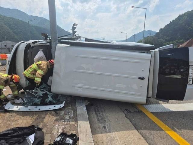 ▲ 30일 오후 2시 32분쯤 인제군 북면 한계사거리에서 A(42)씨가 몰던 승합차가 신호등 기둥을 들이받고 전도됐다. 강원소방본부 제공