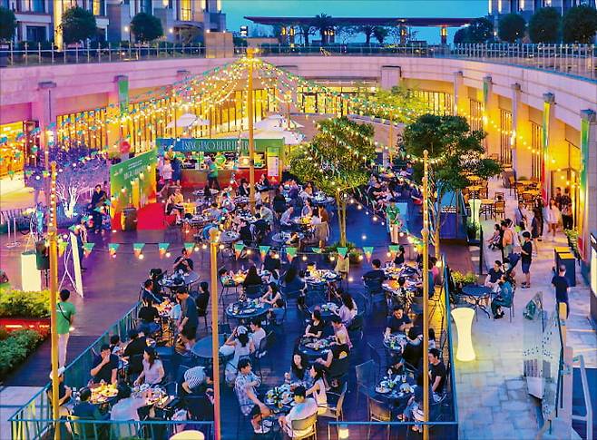 제주신화월드 신화테라스 야외 비어가든에서 진행되는 ‘비어가든 라이브’. 제주신화월드 제공