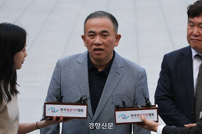 명태균씨가 윤석열 전 대통령 부부와 구(舊)여권 정치인 다수가 연루된 공천 개입·여론조사 의혹 관련 조사를 받기 위해 29일 서울 서초구 서울고검으로 출석하며 취재진 질문에 답하고 있다. 성동훈 기자