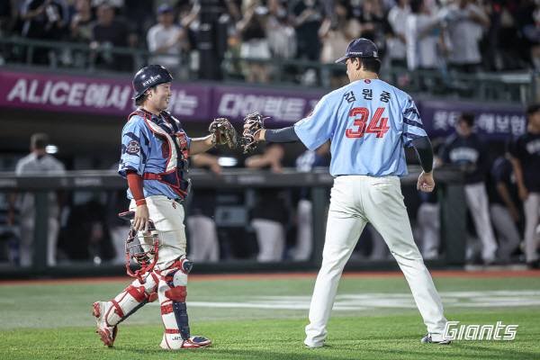 지난 29일 부산 사직구장에서 열린 NC와 3연전 첫 경기에서 롯데 마무리 김원중이 경기를 승리로 마친 뒤 포수 정보근과 축하하고 있다. 롯데 자이언츠 제공