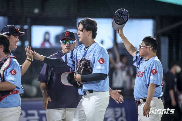 지난 29일 부산 사직구장에서 열린 NC와 3연전 첫 경기를 승리로 마친 롯데 마무리 김원중이 선수, 코치진과 인사를 하이 파이브를 하고 있다. 롯데 자이언츠 제공