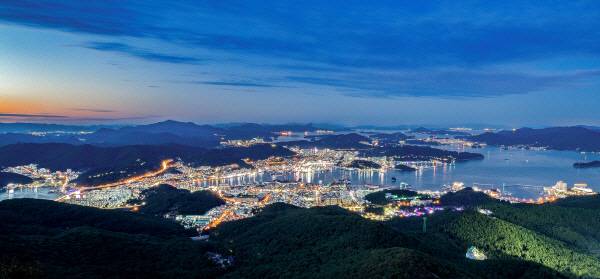 통영케이블카가 밤이 아름다운 도시 통영 야경을 감상할 수 있도록 내달 8~9일 이틀간 야간 운행을 실시한다. 사진은 통영케이블카 상부역사에서 바라본 통영 야경. 국제신문DB