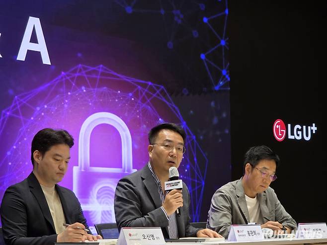 홍관희 LG유플러스 정보보안센터장(CISO·CPO, 전무)이 지난 29일 용산사옥에서 보안 전략 간담회를 열고 기자의 질문에 답변하고 있다. 정우진 기자