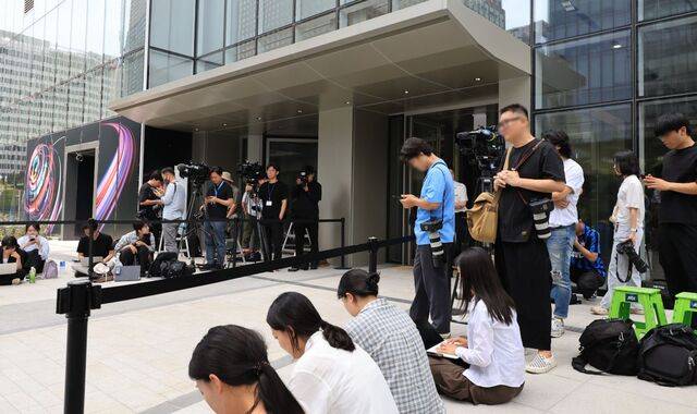 김건희 특검이 윤석열 전 대통령에 대해 2차 소환을 통보한 30일 취재진이 서울 종로구 KT광화문웨스트에 마련된 특검팀 사무실 앞에서 대기하고 있다. 윤 전 대통령이 2차 소환 요구에도 불응하자 특검은 체포영장을 청구했다. 연합뉴스