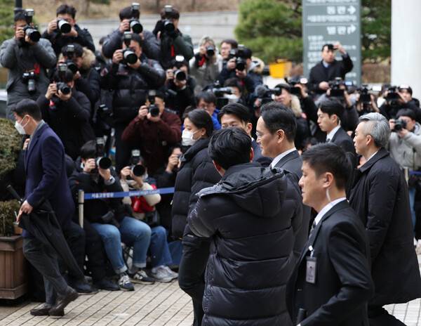 ▲ 이재용 삼성전자 회장이 지난 2월 오후 서울 서초구 서울중앙지방법원에서 열린 삼성그룹 경영권 승계 관련 부당합병·회계부정 혐의 1심 선고 공판에서 무죄판결을 받은 뒤 법원을 나서고 있다. ⓒ연합뉴스