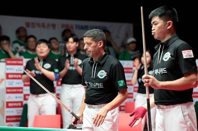 하나카드가 휴온스를 꺾고 1라운드 우승을 차지했다. 사진은 30일 경기 고양킨텍스 PBA스타디움에서 열린 웰컴저축은행 PBA 팀리그 2025-26 1라운드 최종일 휴온스와의 경기에 나선 나지 초클루(왼쪽)와 웅우옌꾸옥응우옌의 모습. /사진=프로당구협회(PBA) 제공