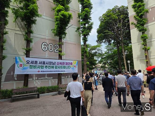 오세훈 서울시장은 30일 목동6단지의 정비사업 기간을 기존보다 최대 7년까지 단축하겠다는 계획도 발표했다. 사진은 이날 오 시장이 목동6단지에서 주민 간담회를 진행하고 브리핑장으로 이동하는 모습. /사진=이화랑 기자