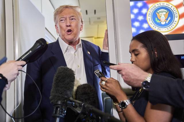 트럼프 “협상, 내일 안 끝날 것” : 도널드 트럼프(왼쪽) 미국 대통령이 29일 영국을 떠나기 전 전용기에서 취재진 질문에 답하고 있다. 트럼프 대통령은 ‘한국과 관세협상이 내일 끝나느냐’는 질문에 “내일 끝나지 않을 것”이라고 답했다. AP 연합뉴스