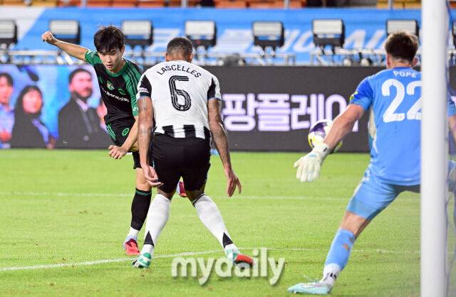 2025년 7월 30일 오후 경기도 수원월드컵경기장에서 쿠팡플레이 시리즈 '팀K리그와 뉴캐슬 유나이티드 FC'의 경기가 열렸다. 팀K리그 김진규가 전반전 선제골을 넣고 있다./수원월드컵경기장=유진형 기자