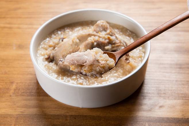 삼계탕 속 찹쌀은 오랜 시간 푹 익는 과정에서 소화하기 좋은 '죽' 상태가 되는데, 이는 위에 부담을 주지 않으면서도 몸에 천천히 흡수돼 지속적인 에너지 공급원이 된다. 클립아트코리아 제공