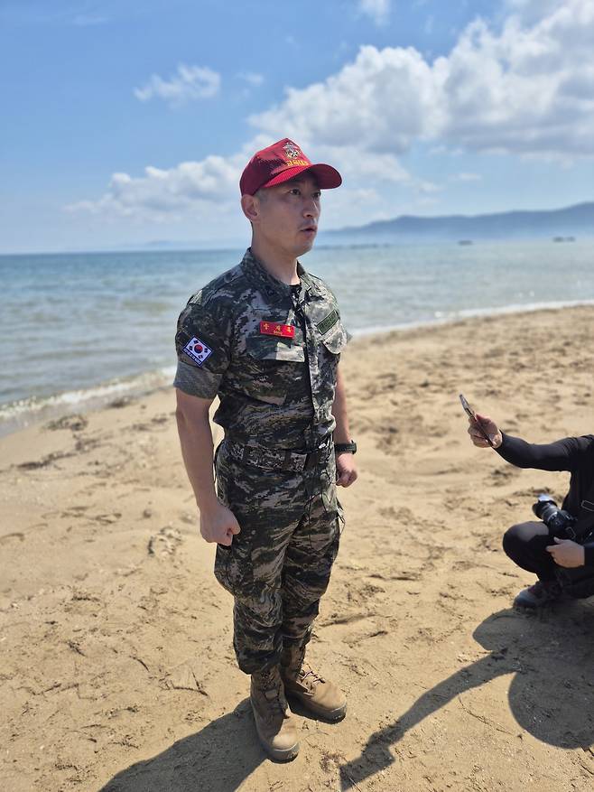 해병대캠프 교육대장 송재욱 소령이 인터뷰를 하고 있다.