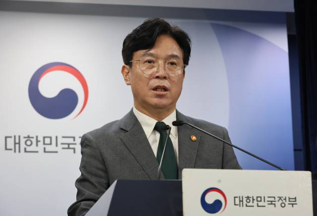 김영훈 고용노동부 장관이 29일 정부서울청사에서 노동조합 및 노동관계조정법 개정안(노란봉투법) 관련 브리핑을 하고 있다. 연합뉴스