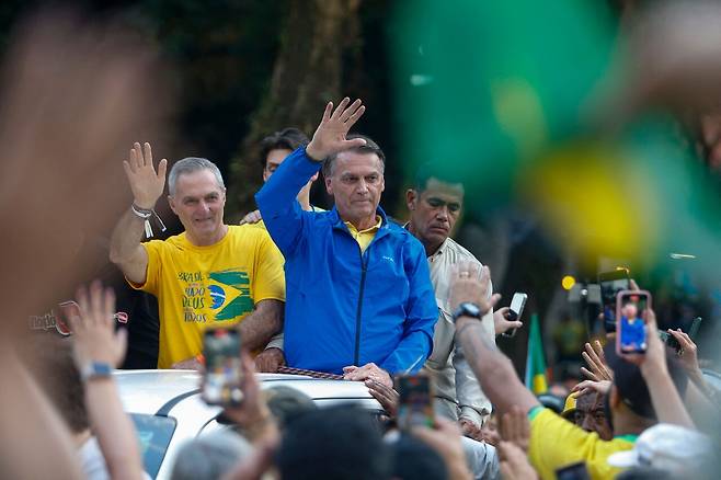 2022년 대선 결과를 뒤집고 폭동을 사주한 혐의로 재판 중인 보우소나루 브라질 전 대통령(가운데). ⓒAFP PHOTO
