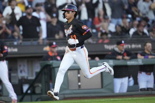 샌프란시스코 이정후는 30일(한국시간) 펜웨이파크에서 열린 ‘2025 MLB’ 피츠버그와 홈경기에서 7번타자 중견수로 선발출전해 3타수 무안타에 그쳤다. 팀은 5연패로 승률 5할 붕괴와 PO 경쟁에서 밀려날 위기에 처했다.|AP뉴시스