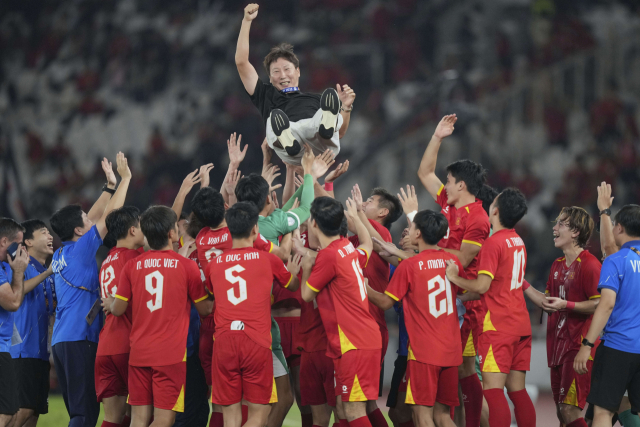 김상식 감독이 29일 2025 AFF U-23 챔피언십 우승 후 선수들에게 헹가레를 받고 있다. AP연합뉴스