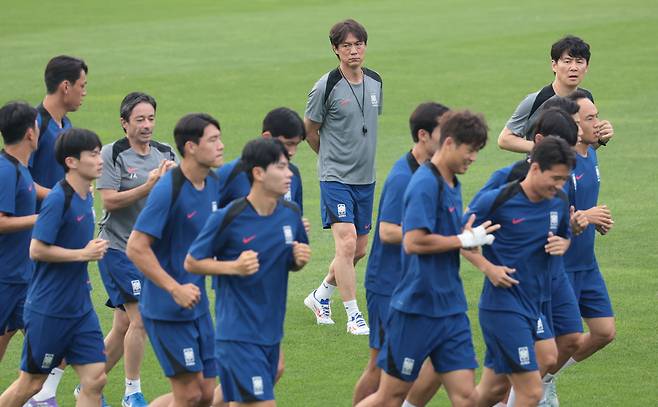 홍명보 한국 축구대표팀 감독이 6일 경기도 성남시 중원구 성남종합운동장에서 2025년 동아시아축구연맹(EAFF) E-1 챔피언십(동아시안컵) 1차전 중국과의 경기를 앞두고 훈련 중인 선수들을 지켜보고 있다. 연합뉴스