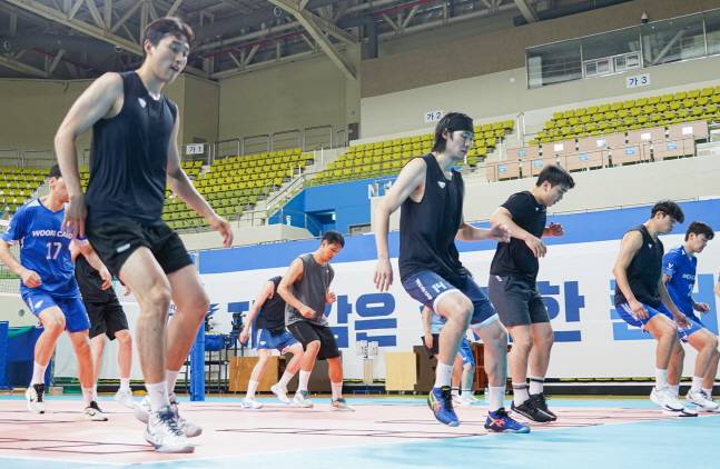 우리카드 선수들이 29일 송림체육관에서 어질 리듬 트레이닝을 소화하고 있다. /사진=서울 우리카드 제공