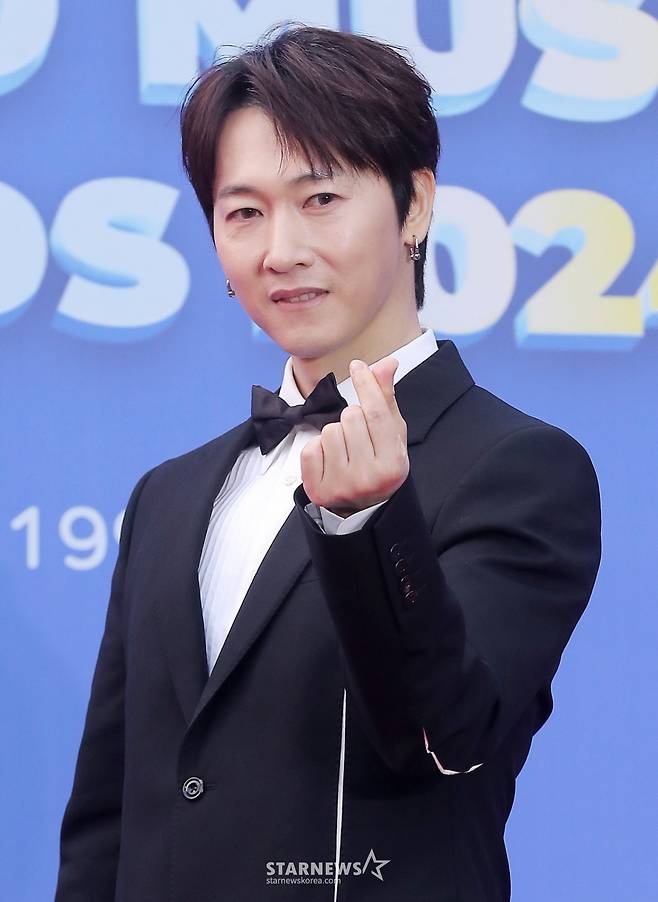 가수 장우혁이 16일 오후 서울 중구 장충체육관에서 진행된 '한터뮤직어워즈 2024' 레드카펫 행사에 참석해 포즈를 취하고 있다. 2025.02.16 /사진=김창현 chmt@