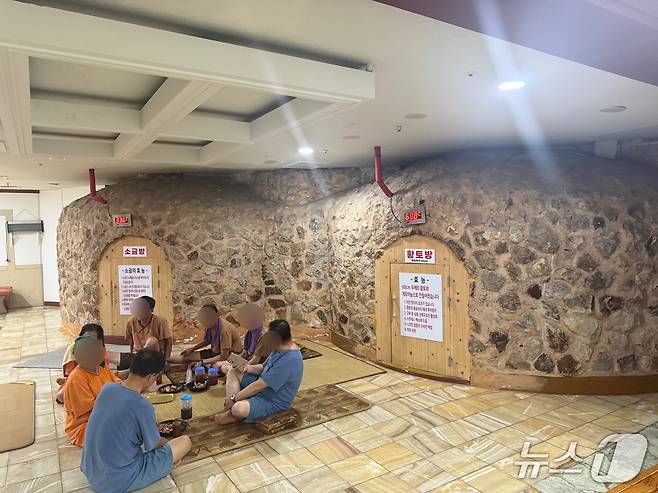 30일 오후 서울 영등포구의 동행목욕탕에서 폭염을 피해 휴식을 취하고 있는 주민들의 모습