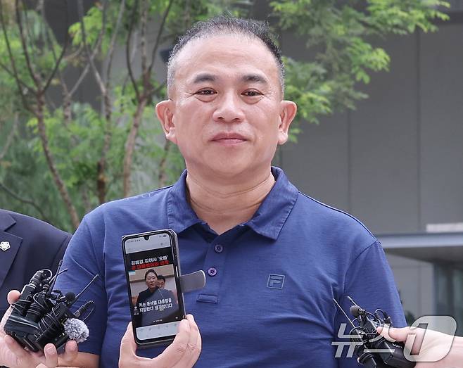 공천개입 의혹을 받는 ‘정치 브로커’ 명태균씨가 31일 오전 서울 종로구에 마련된 김건희 특검팀(특별검사 민중기) 사무실로 조사를 받기 위해 출석하며 자신의 휴대전화로 국정감사 당시 강혜경 씨 답변 영상을 보여주고 있다. 2025.7.31/뉴스1 ⓒ News1 박지혜 기자